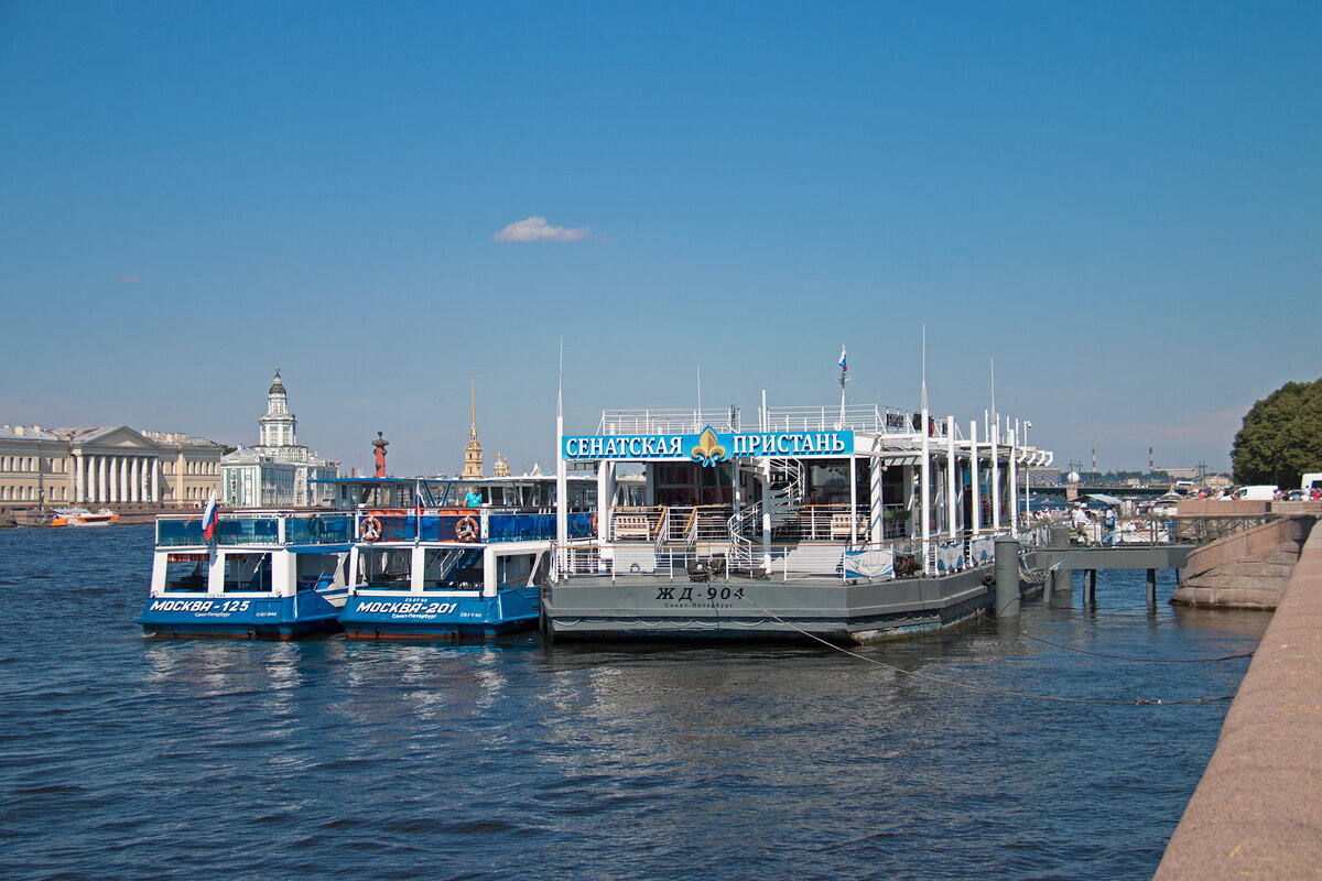 Гребной клуб юнтолово. Ночной петербург с теплохода. Дворцовая набережная 32 причал зимняя канавка. Гребной канал в юнтолово. Причал румянцевский спуск санкт-петербург.