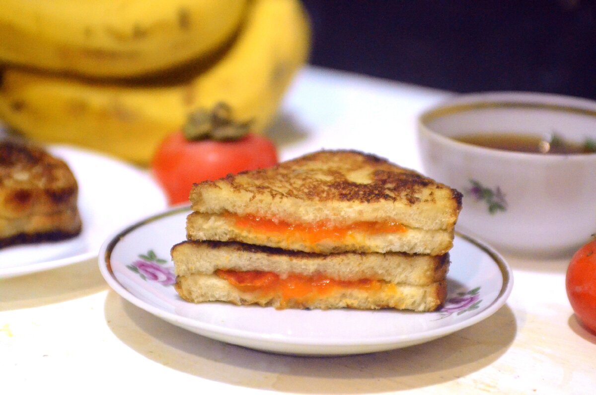 Приготовили гренки с хурмой в специальной пропитке. Это бомба, друзья! (по нашему мнению)