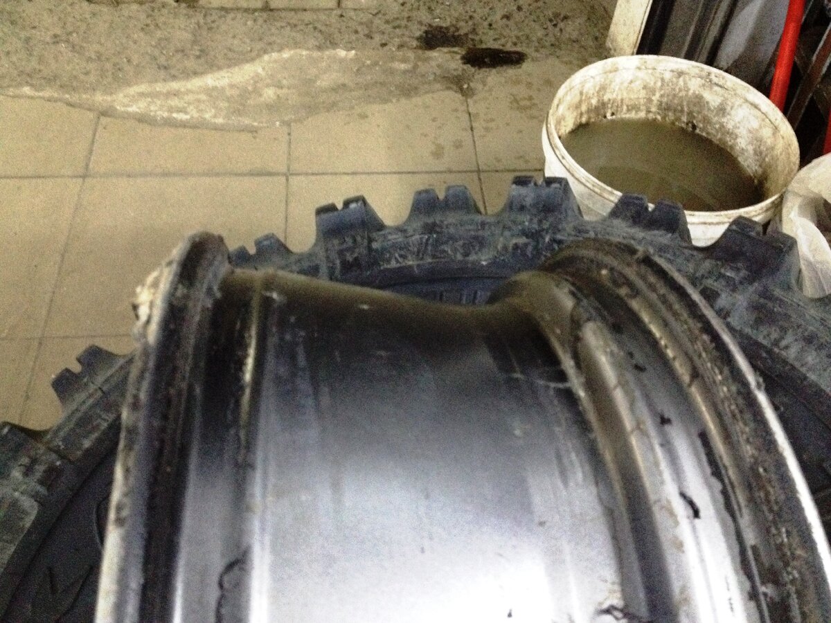 Так как идею с бэдлоками решил приберечь до лучших времен, то решил оставить один комплект дисков от  34 симекс и для  36 айрок-шириной 7 дюймов и вылетом +20. Хотя по красоте просится один комплект дисков для бездора с двойным бэдлоком (под 36 белку летом и 36 айрок зимой-но это фантазии:)). Ранее айроки стояли на диске шириной 8 и вылет 0. Производитель рекомендует ширину 10, отличный вариант для снега, но без бэдлоков, применение таких дисков на низких давлениях, думаю не реально.  На фото хампы диска.