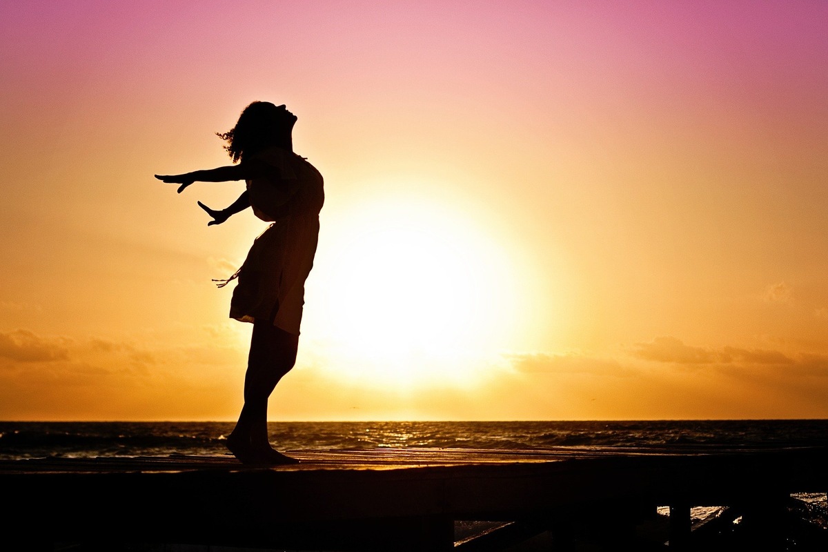 https://pixabay.com/ru/photos/%D0%B6%D0%B5%D0%BD%D1%89%D0%B8%D0%BD%D0%B0-%D1%81%D1%87%D0%B0%D1%81%D1%82%D1%8C%D0%B5-%D0%B2%D0%BE%D1%81%D1%85%D0%BE%D0%B4-%D1%81%D0%B8%D0%BB%D1%83%D1%8D%D1%82-570883/
