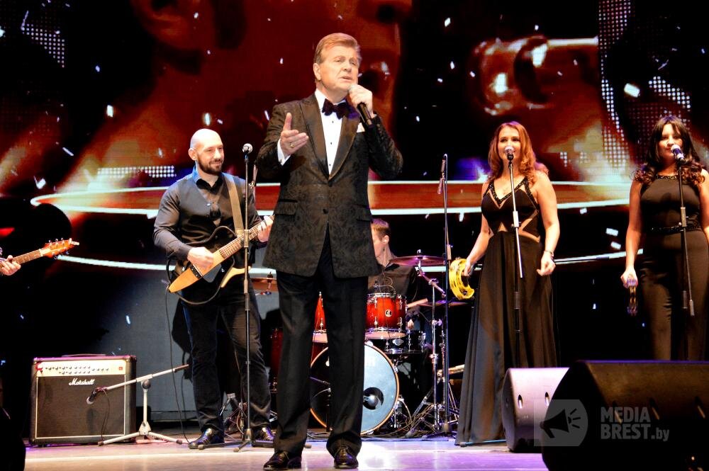 Страх публичных выступлений. Идеология картинки. Эсеры против большевиков. Лев давидович троцкий образование. Партия левых эсеров.