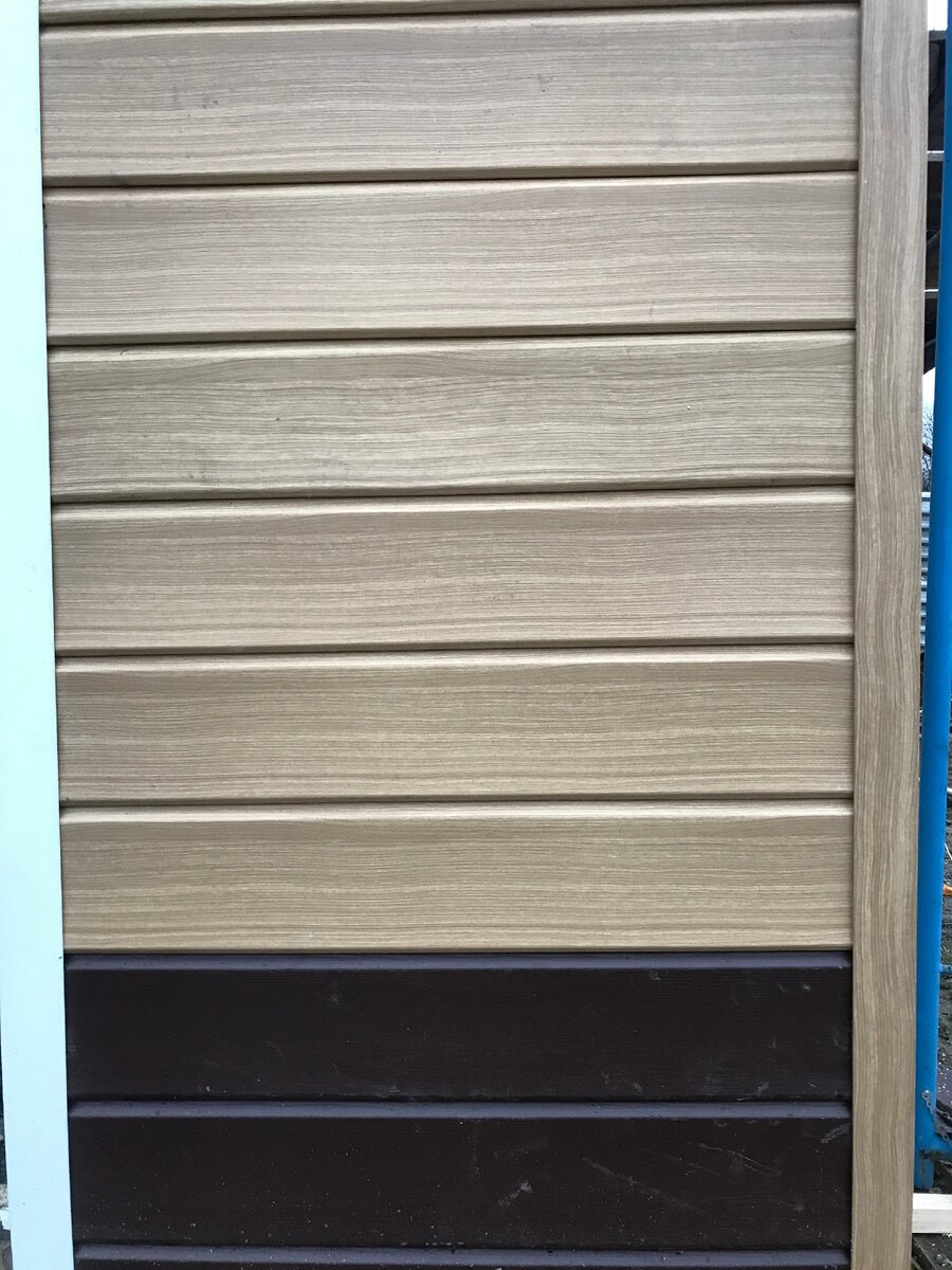 Общий вид сайдинга на доме (2-х цветный вариант)