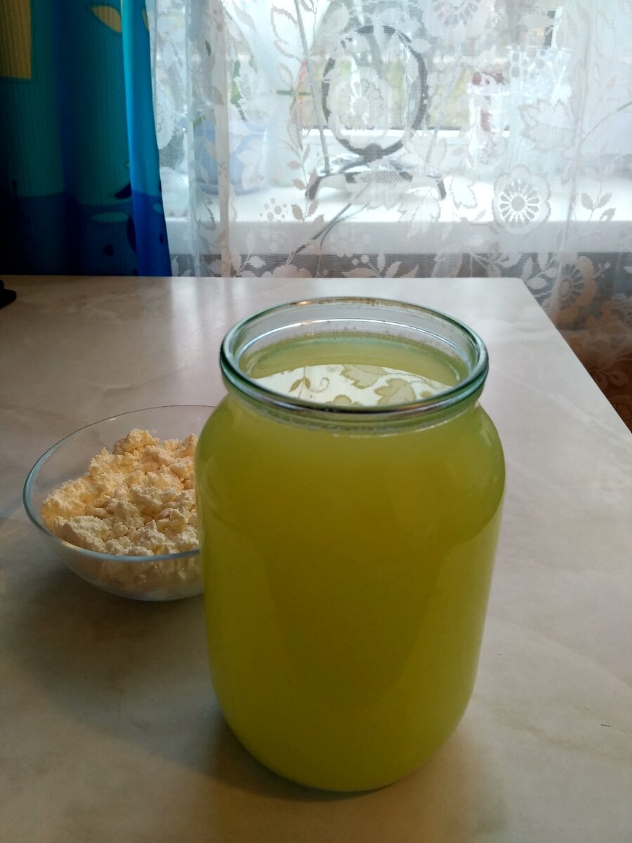 Получилось 200 г творога и 1 л сыворотки.