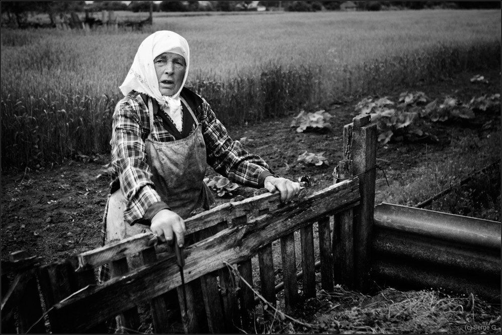 Мать в деревне. Одинокие бабушки в деревне. Грустная деревенская женщина. Старушка в поле. Деревенская бабушка в белом платке.