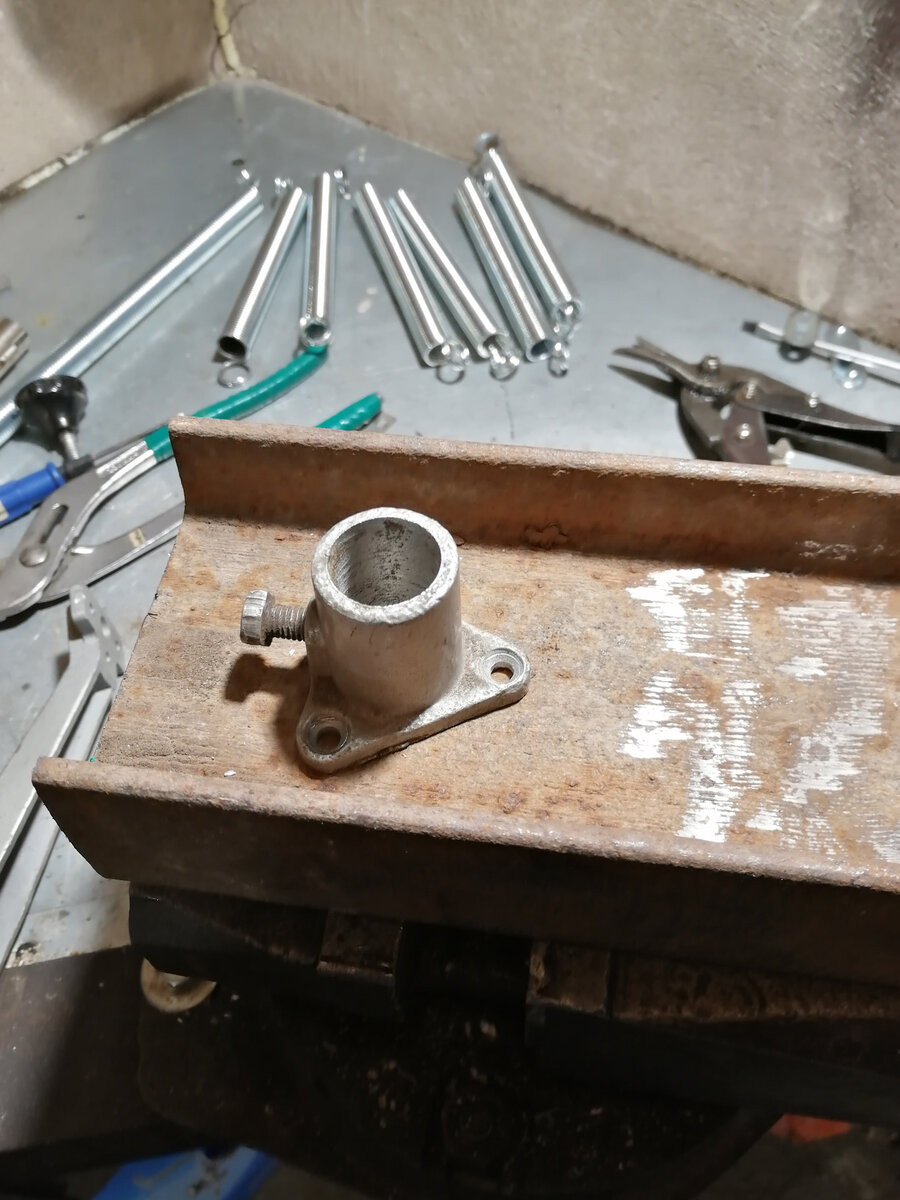 Швеллер с кронштейном стойки увеличителя.