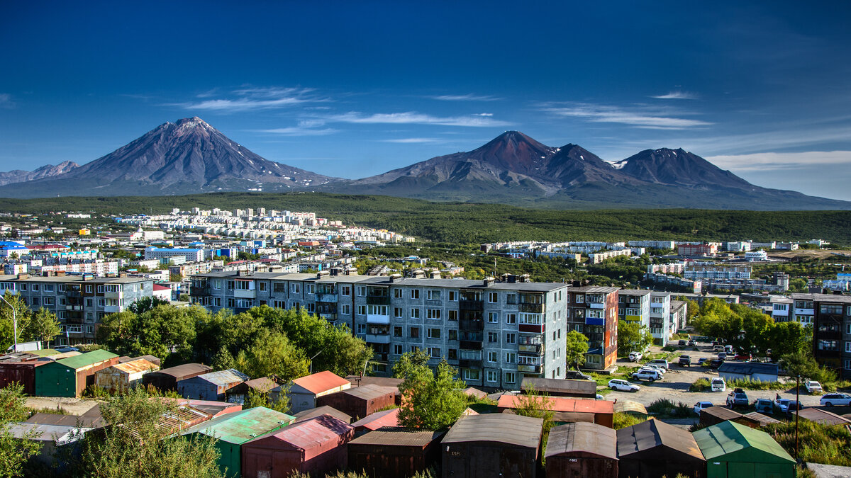 Вулканы Корякская сопка и Авачинский над городом Петропавловск-Камчатский