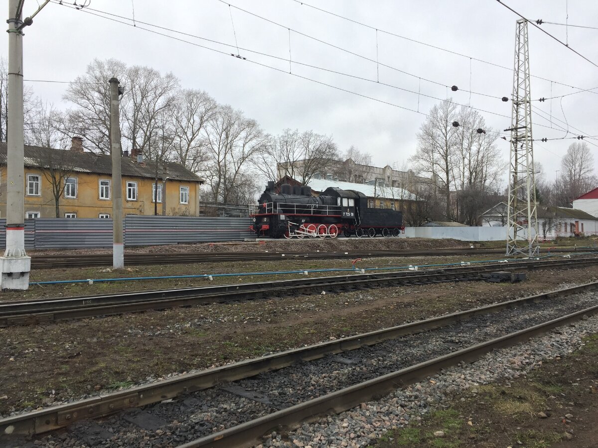 Именно так видят паровоз проезжающие путники