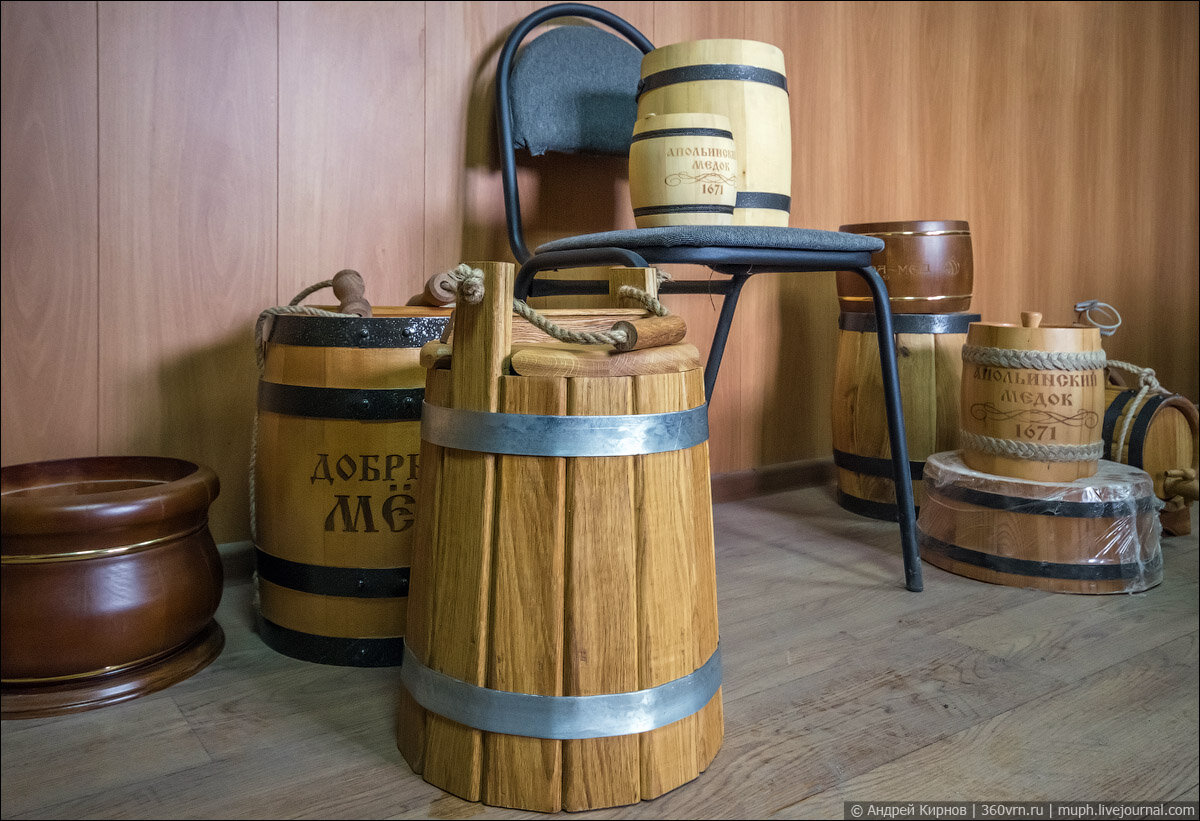 Несколько образцов продукции в его кабинете