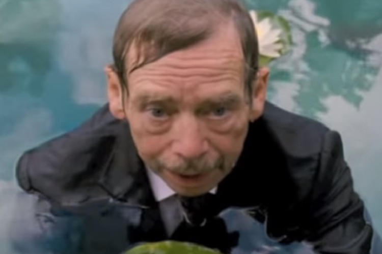 Вацлав Гавел в фильме «Уход» (2011)