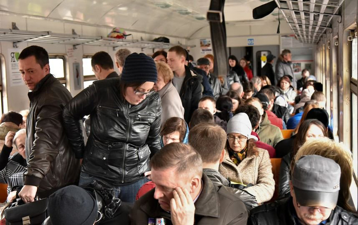 Типичная утренняя электричка в Москву (изображение с сайта fb.ru)
