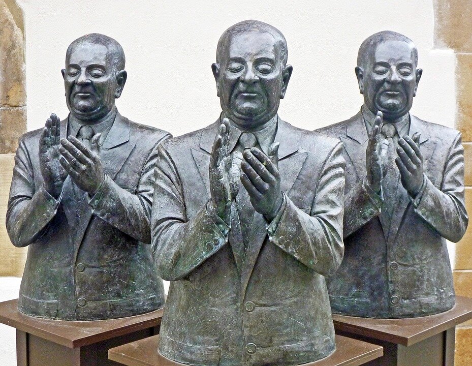 Эти мужчины не собираются аплодировать слишком громко, пускай стараются эти двое