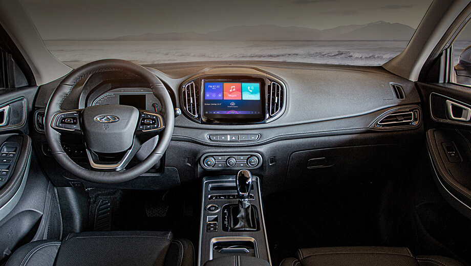 Все Tiggo 7, кроме базового, оснащаются атмосферником 2.0 (122 л.с., 180 Н•м) и вариатором. Бесключевые доступ и запуск, медиацентр с девятидюймовым дисплеем идут «в базе» для всех вариантов. Дорогие имеют электрорегулировки водительского кресла и двухзонный климат-контроль.