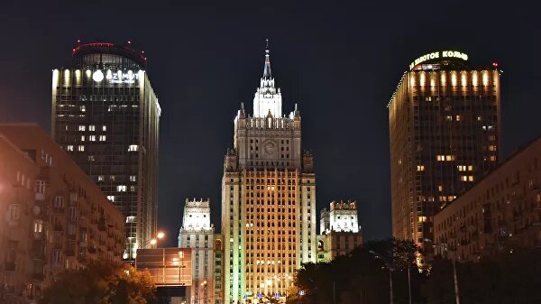 Россия реализовывала и продолжит реализовывать свои экономические проекты, независимо от чьих-либо санкций, заявили в МИД РФ в ответ на введенные США ограничения против трубопроводов "Северный поток-2" и "Турецкий поток".Ранее Минфин США выступил с сообщением, что американские санкции, введенные против газопроводов "Северный поток-2" и "Турецкий поток" вступили в силу. В ответ на это компания Allseas, прокладывающая газопровод, приостановила работу, ожидая от американских властей разъяснений по вопросу применения санкций."С интересом наблюдаем за тем, как США переходят знаковую грань во внешней политике, начиная вводить санкции, к которым Россия давно привыкла, против собственных союзников. Именно это предусмотрено законом от 20 декабря о расходах на американские военные нужды в 2020 году, содержащим раздел "О защите энергетической безопасности Европы"", – сказано в сообщении дипведомства.В министерстве отметили, что название этого раздела "абсолютно дезориентирующее"."На самом деле речь идет не о содействии европейцам в бесперебойном обеспечении энергоносителями по приемлемым ценам, а о стремлении лишить их гарантированных источников такого снабжения из России. Причем желание навредить российскому экспорту – отнюдь не единственное и даже не главное", – добавили в МИД.Главной целью этих санкций в дипведомстве назвали стремление навязать Европе американский сжиженный газ, который обходится ей сильно дороже российского по трубопроводу. Тем самым американцы стремятся "подорвать способность конкурировать с США на мировых рынках", в результате чего "европейцы остаются в проигрыше по всем статьям", считают в МИД.Вашингтон решил не жалеть никого, даже ближайших партнеров по НАТО, ради своих геополитических амбиций. 