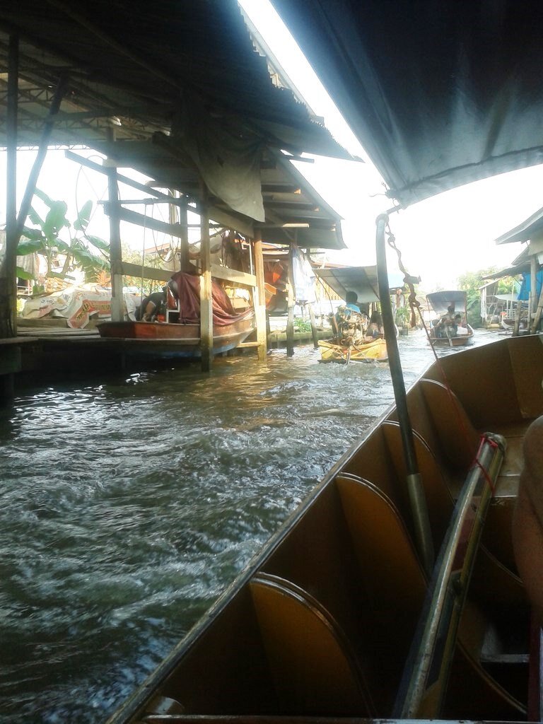 Плавучий рынок в Таиланде