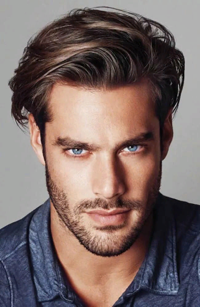 Мужские причёски с чёлкой на бок. Удлиненное градуированное каре мужское. Стрижка мужская гаврош на средние волосы. Мужские стрижки. Удлиненные мужские стрижки.