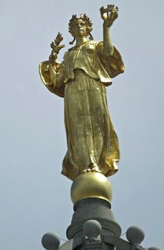 Статуя Сивик Фэйм (Civic Fame, гражданская слава) на крыше Муниципального здания Манхэттена.