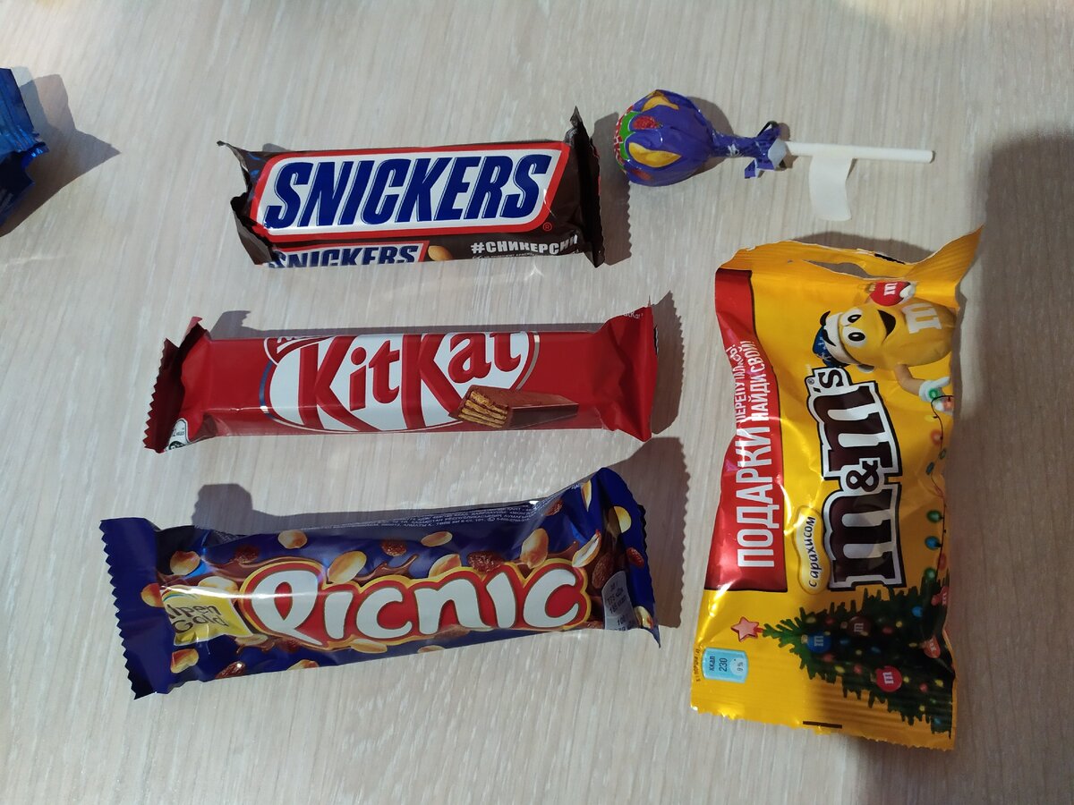 Сладости для детей. Какие конфеты любят дети в новогодних подарках. Конфеты любовь. Популярные сладости для детей. Вкусняшки из магазина.