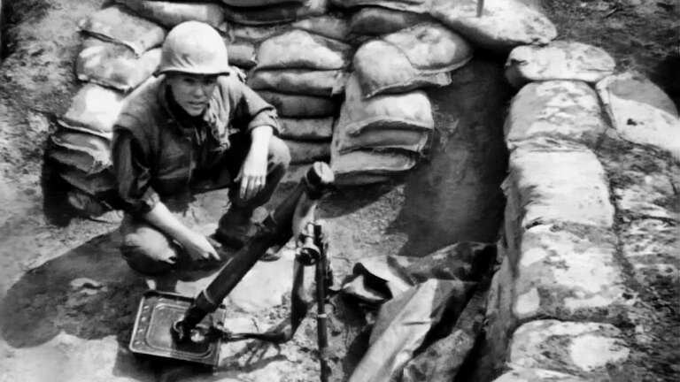 Американский солдат с 60-мм минометом М2 на позиции во Вьетнаме