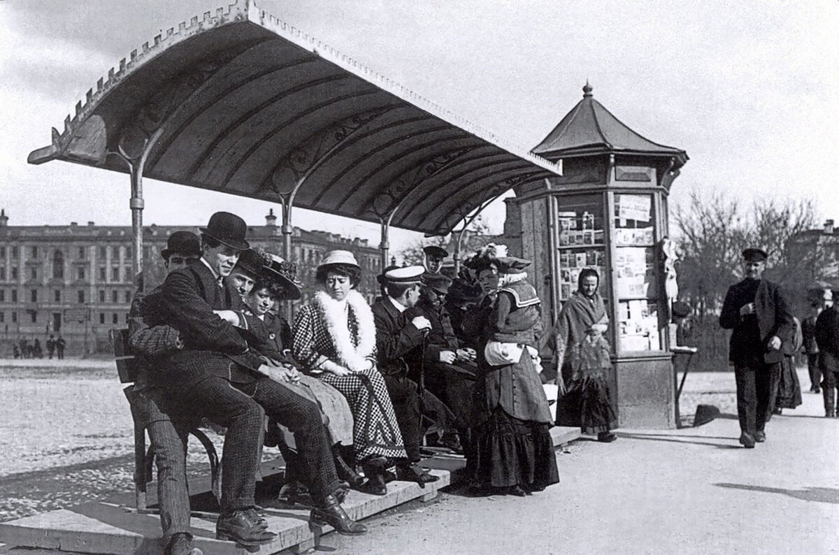 На остановке трамвая. Москва. Российская империя. 1913 год.