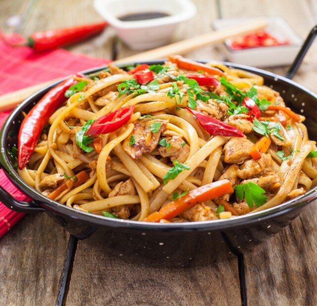 Продукты
Лапша - 60 г
Филе куриное - 300 г
Помидоры - 2 шт.
Перец болгарский - 1 шт.
Морковь - 2 шт.
Лук репчатый - 1-2 шт.
Томатная паста - 2 ст. ложки
Сахар - 1 ст. ложка
Соль - 3 щепотки
Перец черный молотый - 3 щепотки
Масло растительное - 40 мл
Зелень - по вкусу