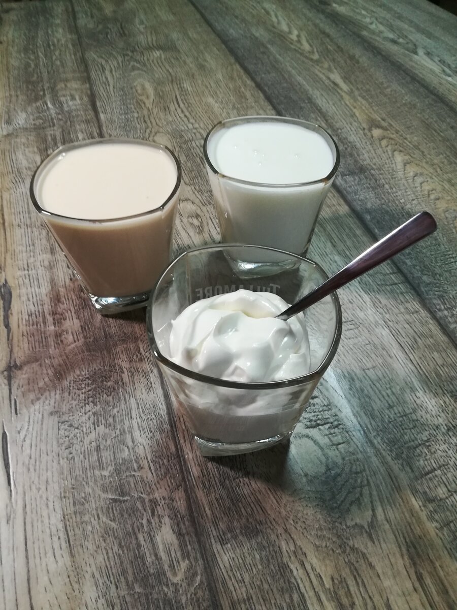 Ряженка 4% и кефир 3,2% по 300мл, сметана 25% примерно 200мл