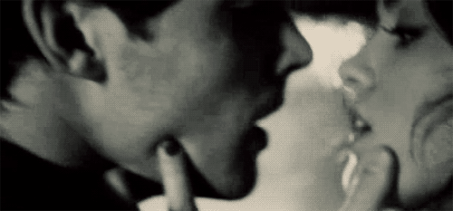 Страстный поцелуй. Страстный поцелуй с языком. Гиф нежный поцелуй с языком. Глубокий поцелуй.
