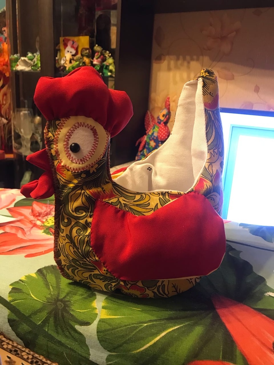 Курочка-помощница собирает мусор различный по группе с детками. 