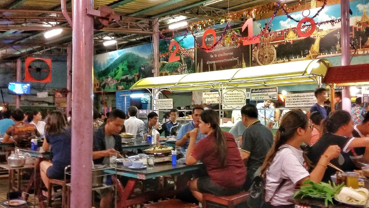 Бангкокское кафе, работающее по системе "шведский стол"