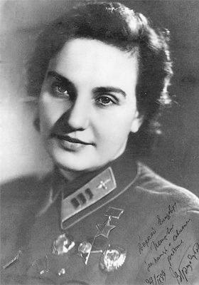 Валентина Степановна Гризодубова — советская лётчица, полковник, участница одного из рекордных перелётов, участница Великой Отечественной войны, первая женщина, удостоенная звания Героя Советского Союза, Герой Социалистического Труда.  