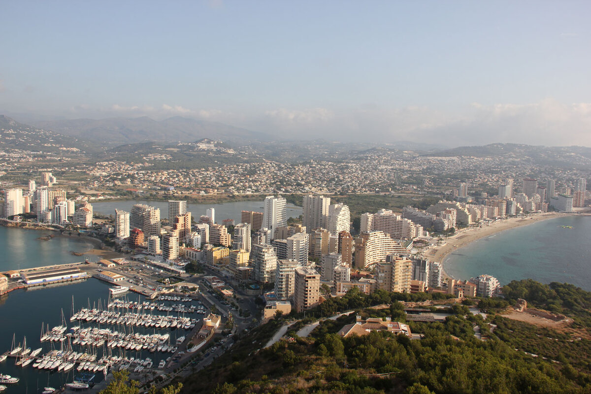 Вид с горы. Отчетливо виды два городских пляжа и озеро между ними.