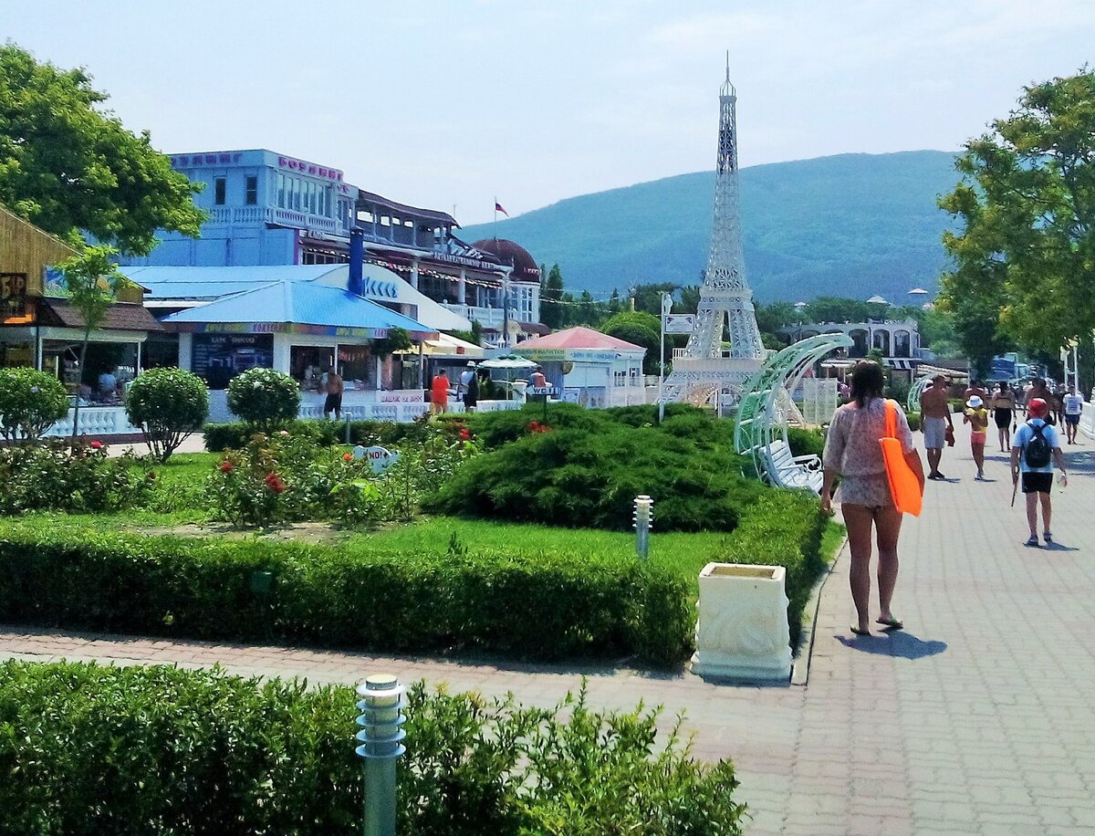 в кабардинке на набережной