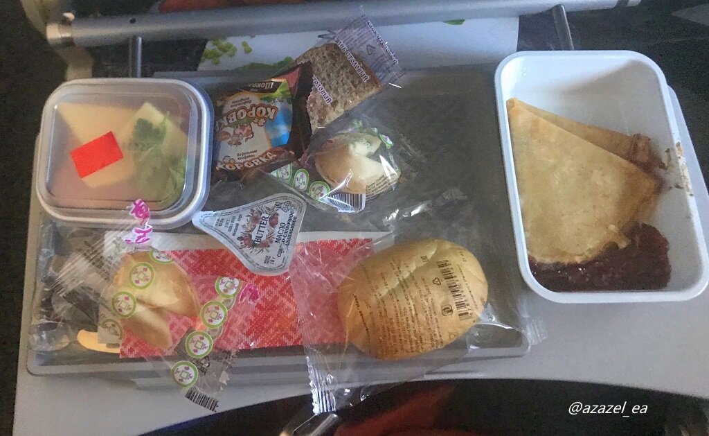 А так выглядит завтрак. Выбрали блинчики с повидлом. Больше их постараемся не брать. Блинчики как будто резиновые, есть их невозможно.