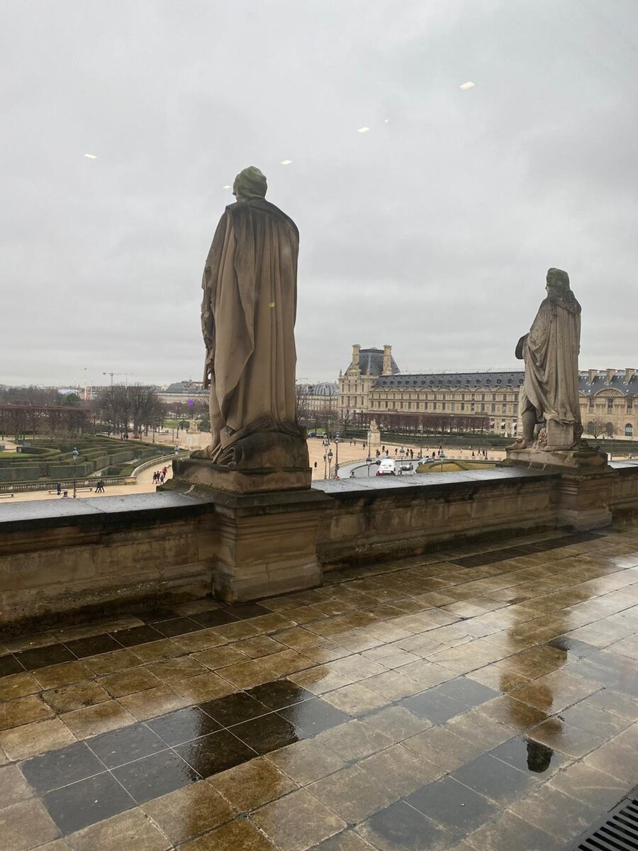 Дворец Лувр в Париже.