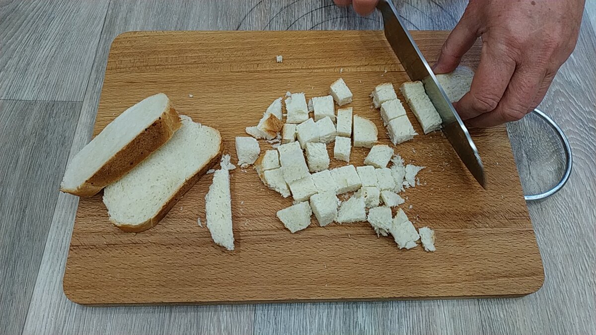 Нарезать квадратиками. Нарезка хлеба на кубики. Сухари нарезанные. Батон нарезанный. Хлеб нарезанный ломтиками квадратики.
