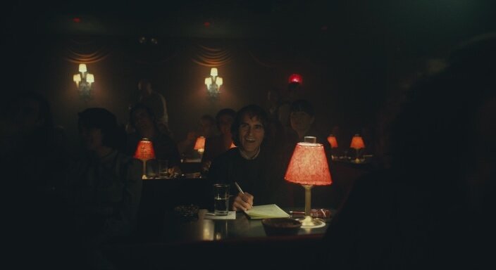 А тут Артур, держит ручку в правой руке.