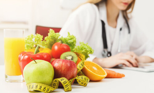 Орторексия  — нездоровая приверженность здоровому питанию, расстройство пищевого  поведения, с последствиями которого на волне популярности ЗОЖ-практик и  философии eco-friendly врачам приходится сталкиваться все чаще.  Навязчивое стремление питаться правильно приводит к чрезмерным  ограничениям в выборе продуктов и ощутимо «бьет» не только по  физическому, но и по эмоциональному состоянию, вызывая сильнейшее  чувство вины за каждый кусочек «запрещенки». При этом вопросы питания  поглощают внимание человека практически полностью, заставляя его  игнорировать другие интересы и собственные вкусовые предпочтения.