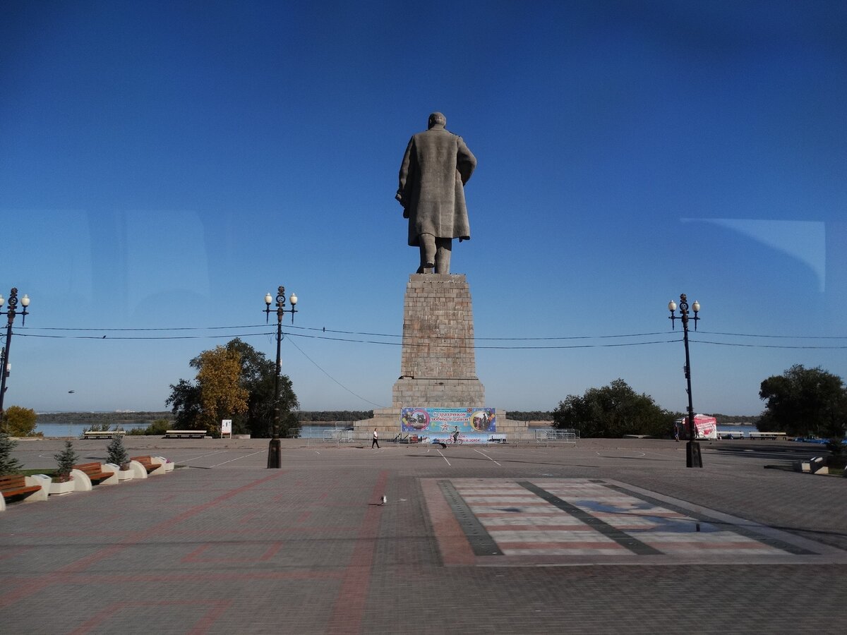 Набережная Красноармейского района Волгограда. Монумент Волгоград Красноармейский район. Памятник Ленину Волгоград Красноармейский район. Севастопольская набережная Волгоград Красноармейский район.