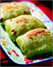 ИНГРЕДИЕНТЫ 70 г сыровяленой ветчины
орех мускатный
масло сливочное
70 г молока
петрушка измельченная
перец
яйца – 2 шт
20 капустных листьев
соль
500 г картофеля
100 г пармезана
ПОШАГОВЫЙ РЕЦЕПТ ПРИГОТОВЛЕНИЯ
Картофель отварить в мундире. Листья капусты с удаленными центральными черешками опустить в кипящую подсоленную воду, варить 8–10 минут, разложить на полотенце и дать остыть. Отваренный картофель очистить и размять. Влить в полученное пюре кипящее молоко, добавить 50 г сливочного масла, 50 г натертого сыра, нарезанную тонкими полосками ветчину, 1 целое яйцо и 1 желток, измельченную зелень петрушки, щепотку мускатного ореха и черного молотого перца. Посолить по вкусу. Слепить небольшие котлеты, обернуть их капустными листьями. Выложить голубцы в смазанную маслом форму, смазать оставшимся сливочным маслом, посыпать сыром. Запекать голубцы в разогретой духовке 20 минут при 200˚С.