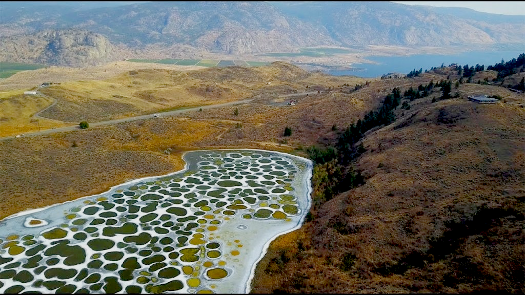 Пятнистое озеро-Соленое эндорфиновое щелочное озеро, Британская Колумбия, Канада.