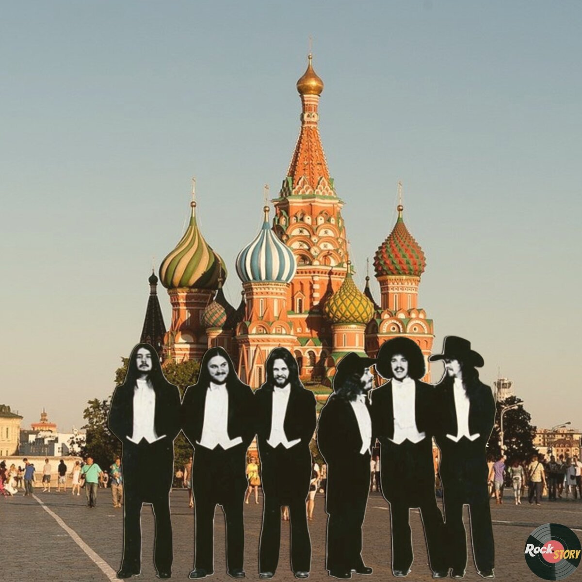 На фотографии: группа Mama’s Pride на фоне великой московской Красной площади 
