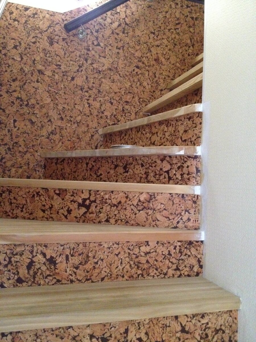 После панелей я поклеила пробку на подступенки. 