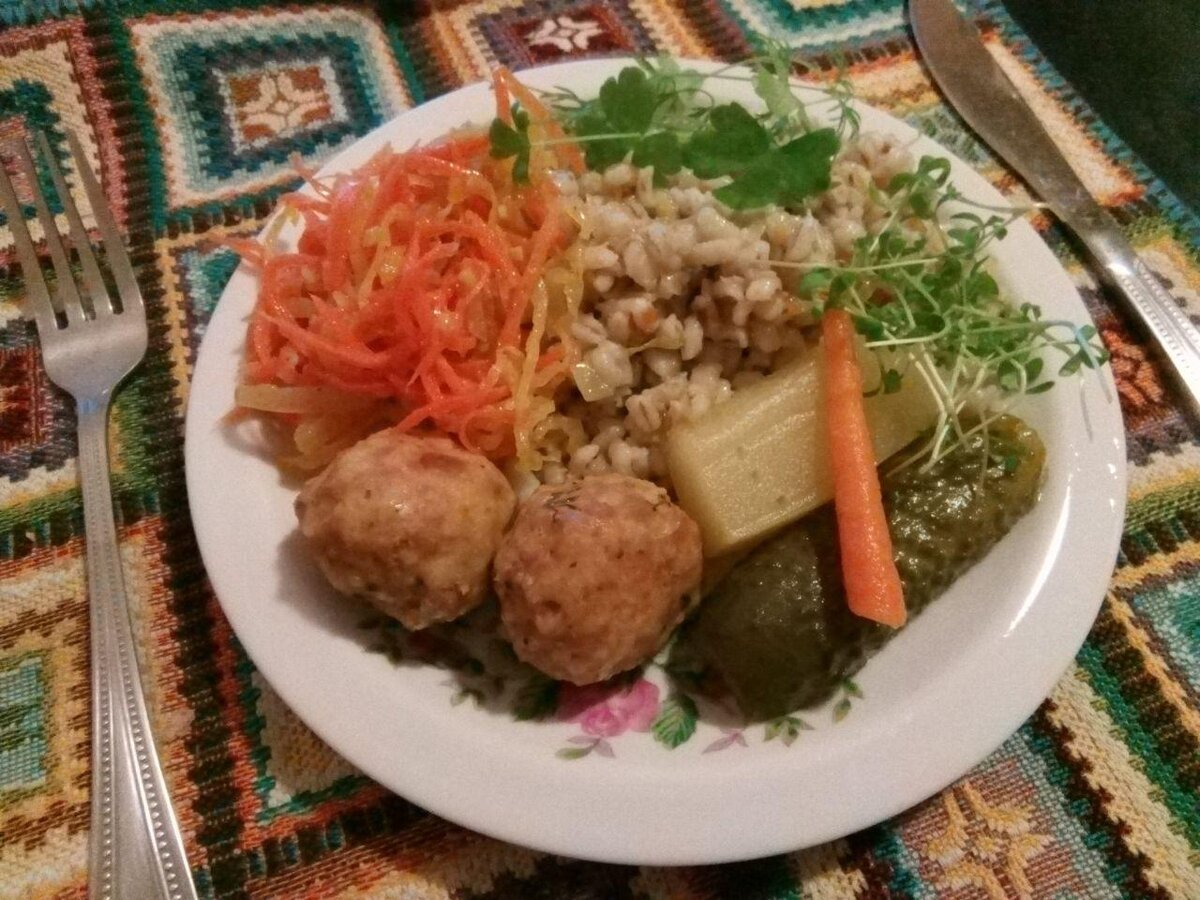 Фрикадельки с перловкой и домашними разносолами. Фото © Виктор Корб, 2020