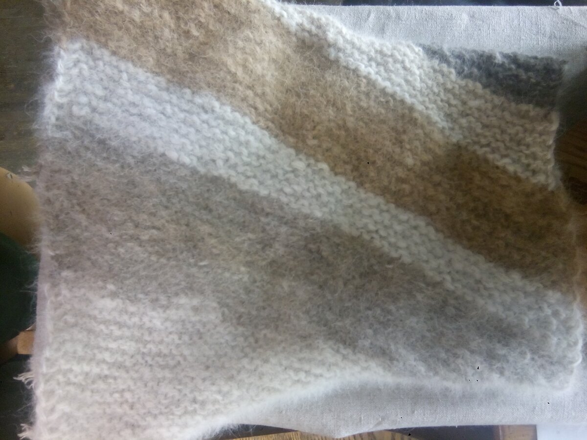 Снуд из собачьей пряжи. Телефонофото.