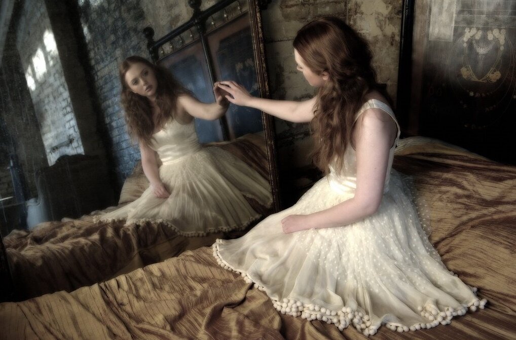 Девушка напротив зеркала. Девушка на проив зеркала. Отражение в зеркале. Отражение в зеркале картинки.