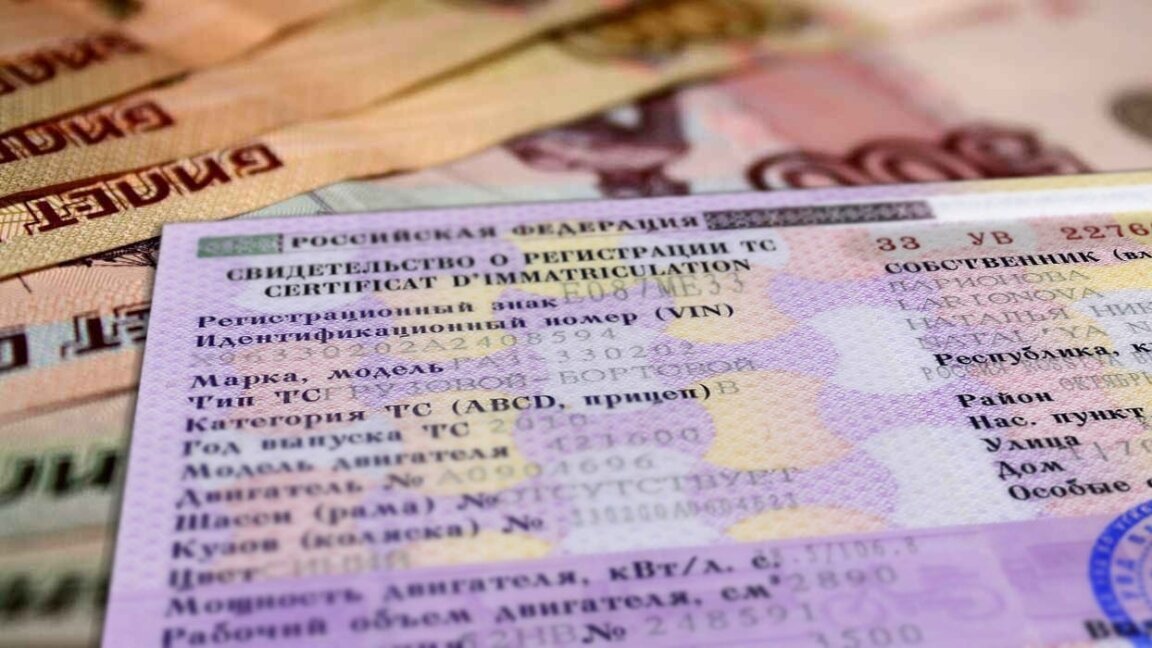 С 1 января в России вступили в силу новые правила регистрации транспортных средств. Как оказалось, только на бумаге: в реальности вся процедура пока работает по старой схеме. Автодилеры и ГИБДД пояснили, когда ждать изменений.