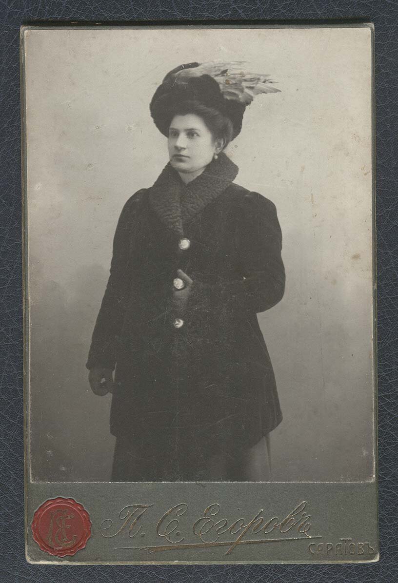 Дворянка-модница. Шляпа с перьями. Егоров. Саратов. Формат: 10,5 х 16,5. см.