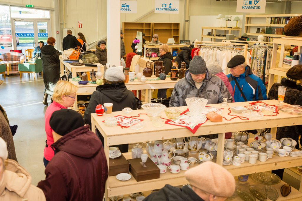 Ну вот наш, зарубежный секонд хенд. Огромное количество отделов с таким большим ассортиментом, что можно потеряться, не зная плана здания!