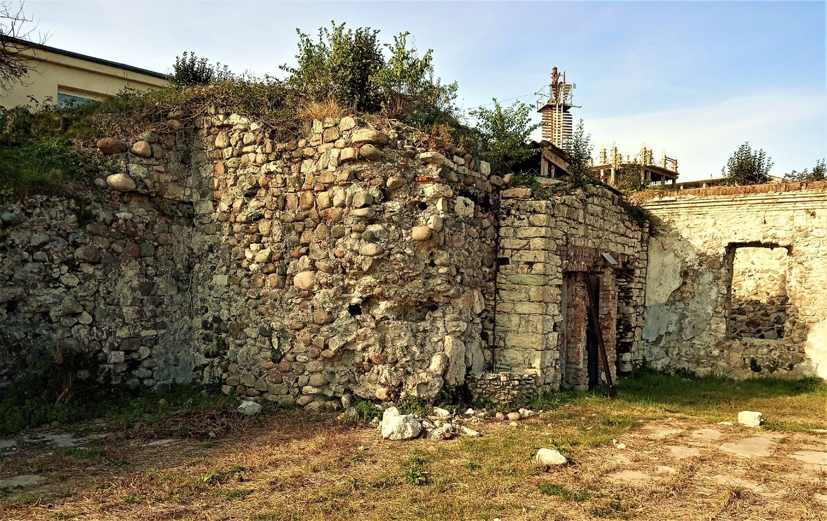 Первое, что мы увидели войдя в калитку - развалины Первого бастиона