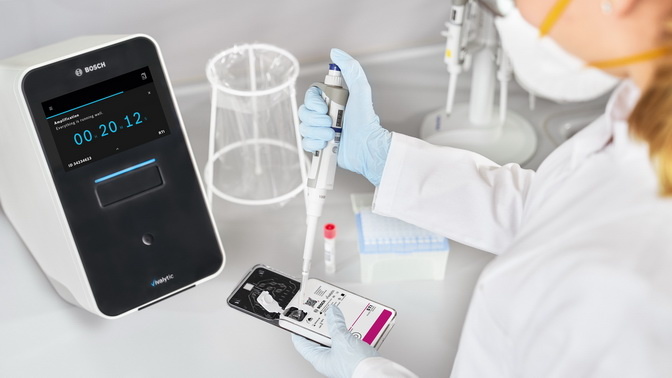 Для диагностики используется мазок из носа или горла пациента, который помещается в специальный картридж с реагентами 