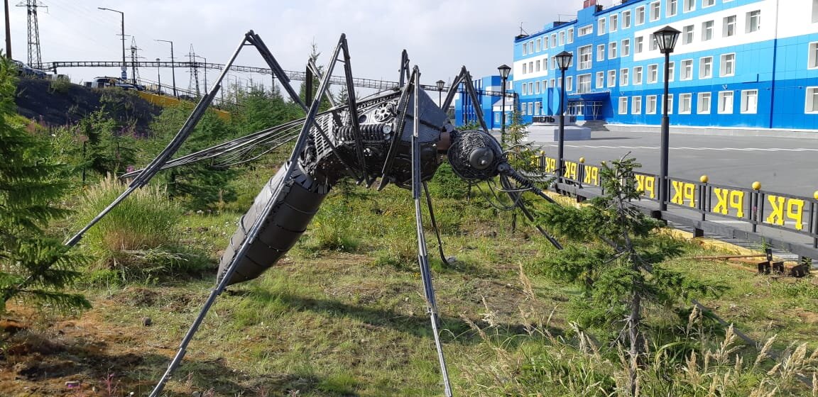 Металлического комара-горняка установили у рудника  «Комсомольский» в Талнахе. Фото из свободных источников.